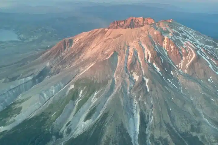 fly-over-mt-st-helens-volcano